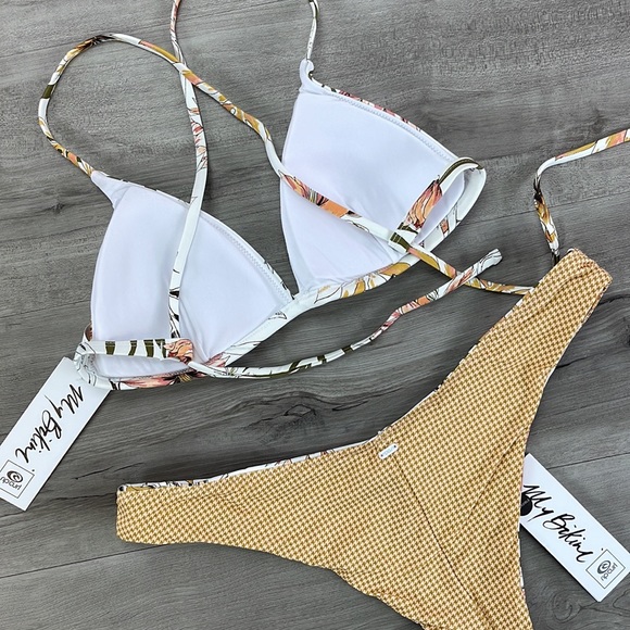 ☀️RIP CURL☀️ PLAYA BLANCA CROSS
PLAYA BLANCA SKIMPY REVERSIBLE BIKINISET - Picture 15 of 15